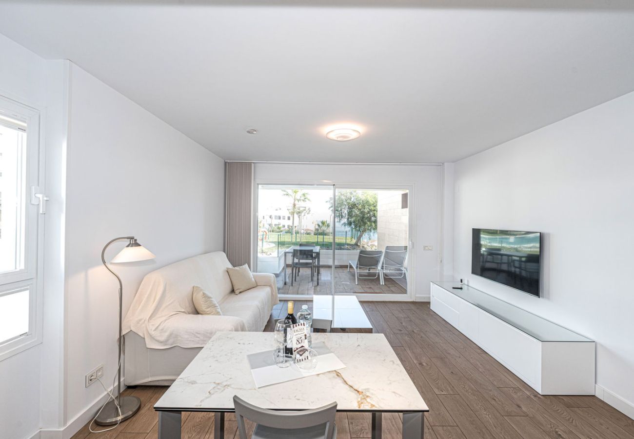 Moderne minimalistische woonkamer in een luxe appartement bij Isea Calaceite Nerja Torrox