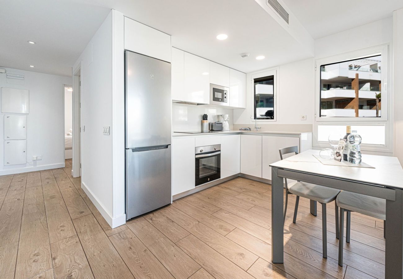 Hoogwaardige open keuken en moderne eethoek in vakantieappartement Isea Calaceite Nerja Torrox