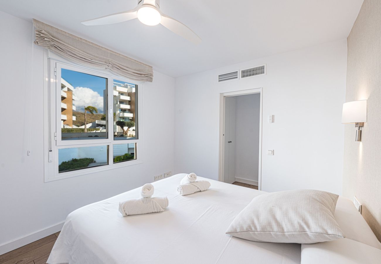 Moderne slaapkamer met tweepersoonsbed in luxe appartement nabij Playa El Peñoncillo in Isea Calaceite