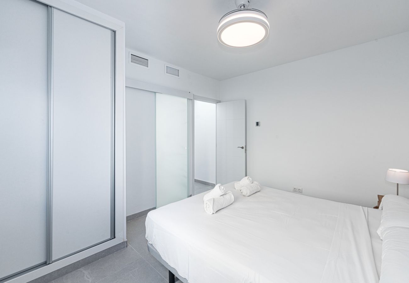 Hoofdslaapkamer met queen size bed in een 3-slaapkamer appartement in Nerja.