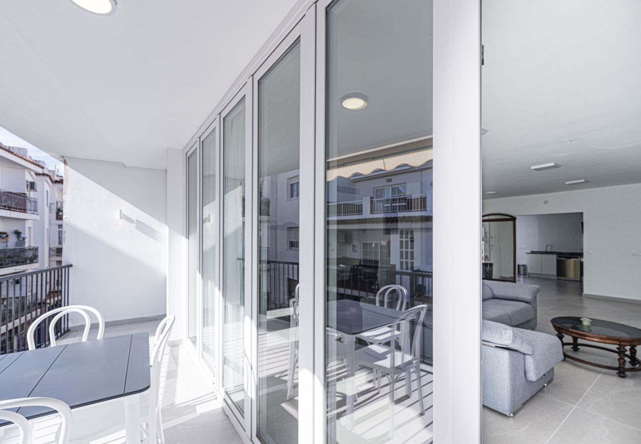 Eethoek buiten op het terras verbonden met de woonkamer van vakantiehuis in Nerja.