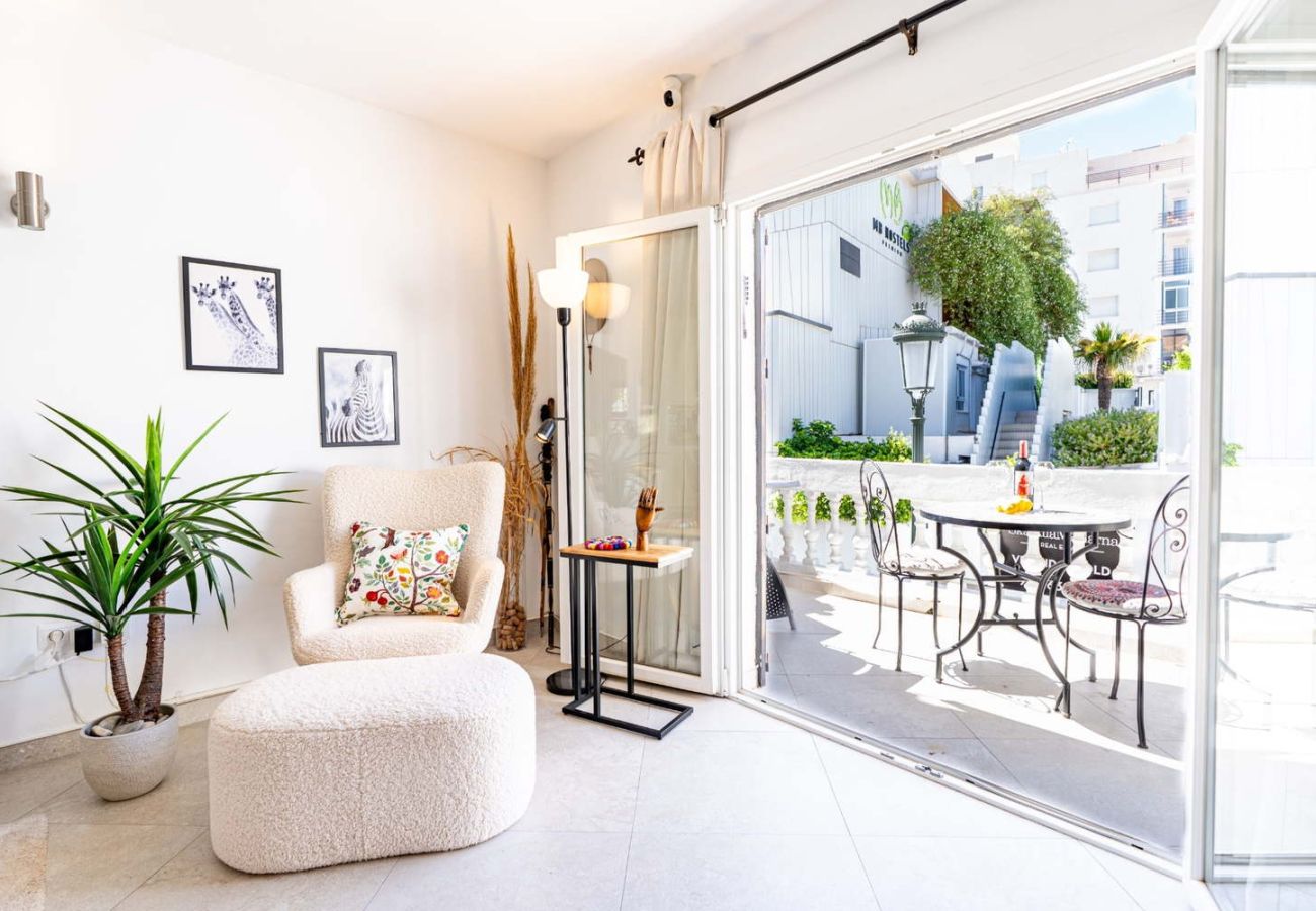 Stijlvol ingerichte woonkamer met toegang tot het balkon in Casa Lavanda.