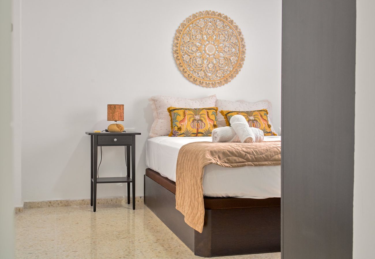 Hoofdslaapkamer met tweepersoonsbed in Tucuman 3, Nerja.