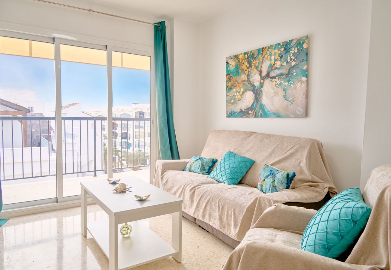 Woonkamer met banken en tv in vakantiewoning Tucuman 3, Nerja centrum.