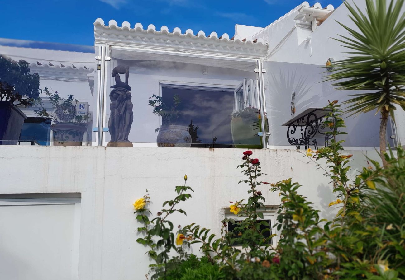 Rijhuis in Nerja - Tropicana 6C - Geschakelde Woning voor 4 Personen in Nerja met Terras en Barbecue