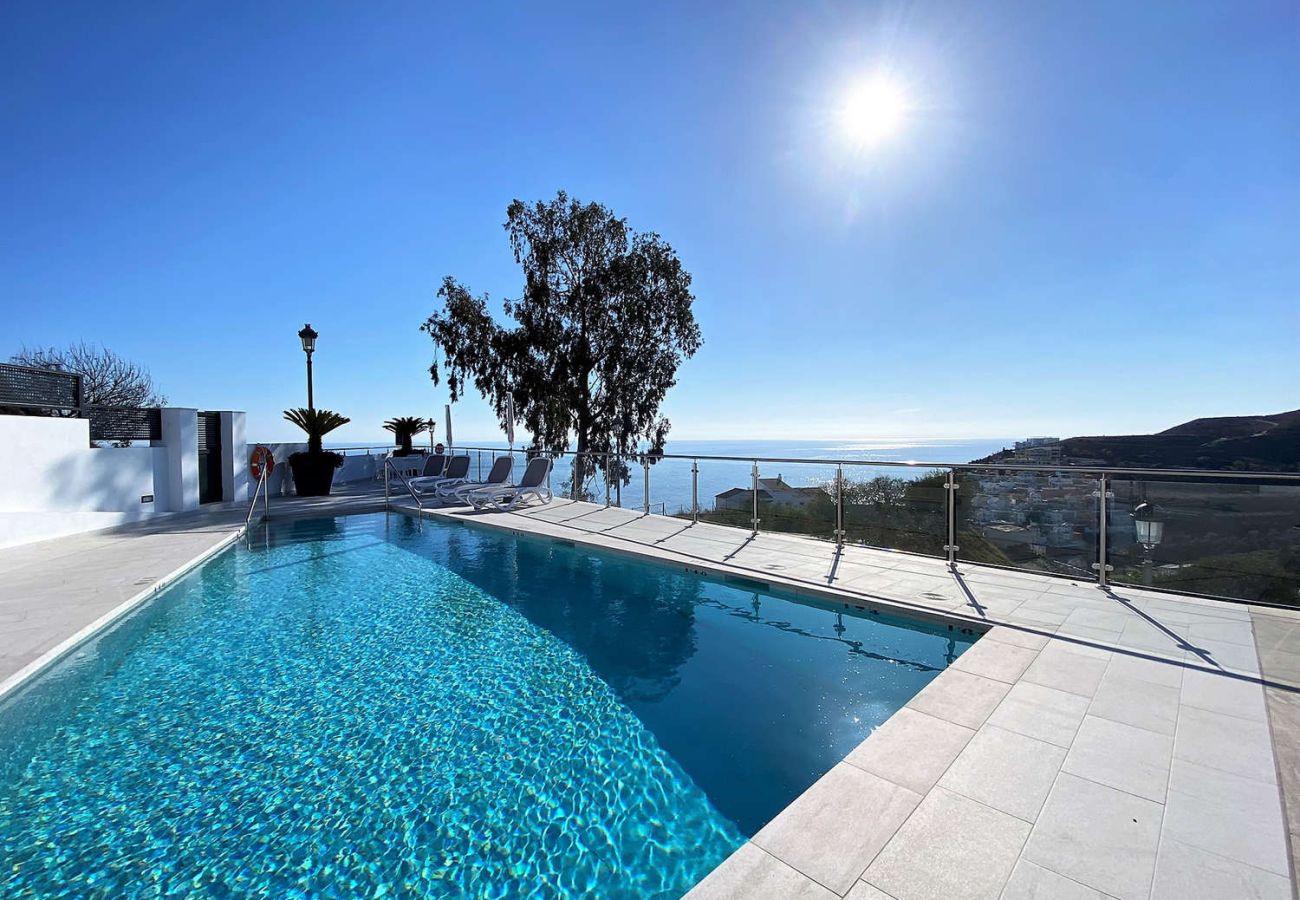 Appartement in Nerja - Penthouse Balcón del Mar D4: 3 Terrassen & Verwarmd Zwembad