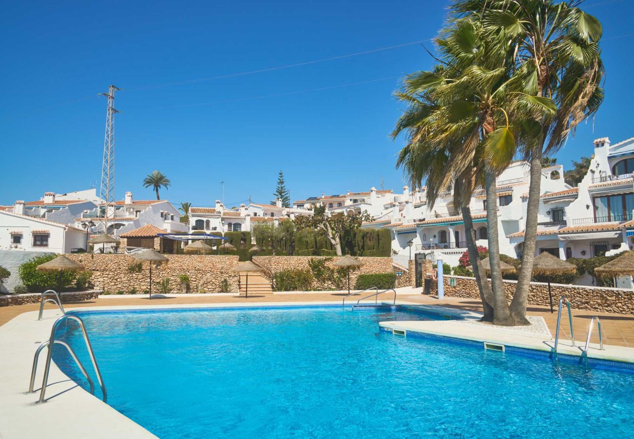 Casa Sofia Gemeenschappelijk zwembad omgeven door tuinen in het Capistrano Village complex, Nerja.