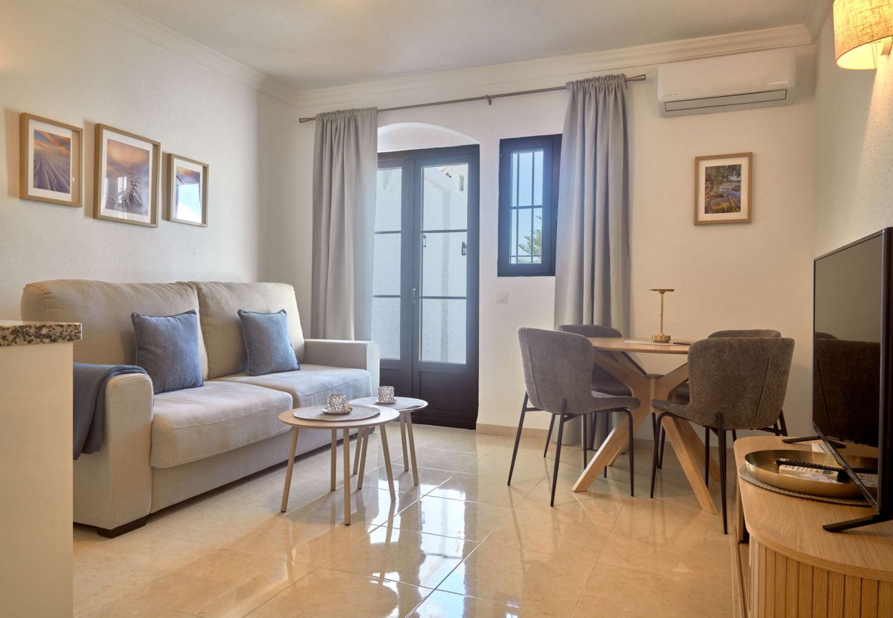 Moderne woonkamer met bank, eethoek en airconditioning in appartement Casa Sofia, Capistrano Village.