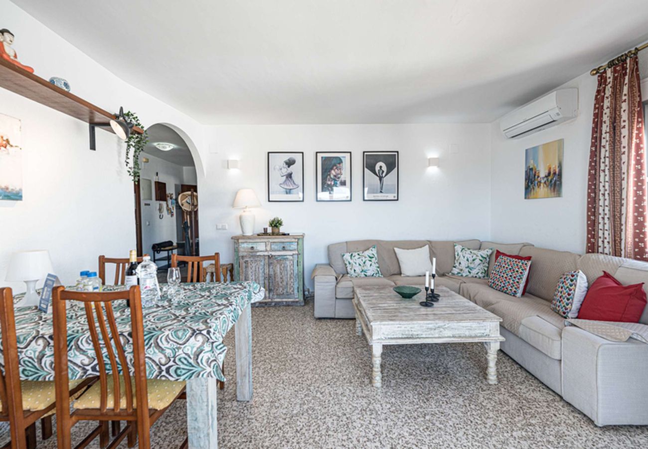 Lichte woon-eetkamer in Albaida II 2B, Playa Torrecilla Nerja