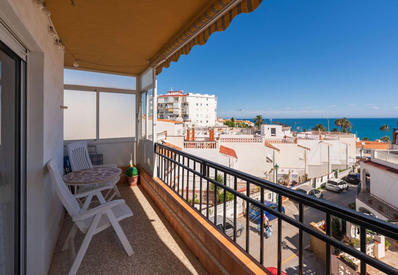 Op het zuiden gericht balkon met ligstoelen en zeezicht, Albaida II 2B Playa Torrecilla Nerja