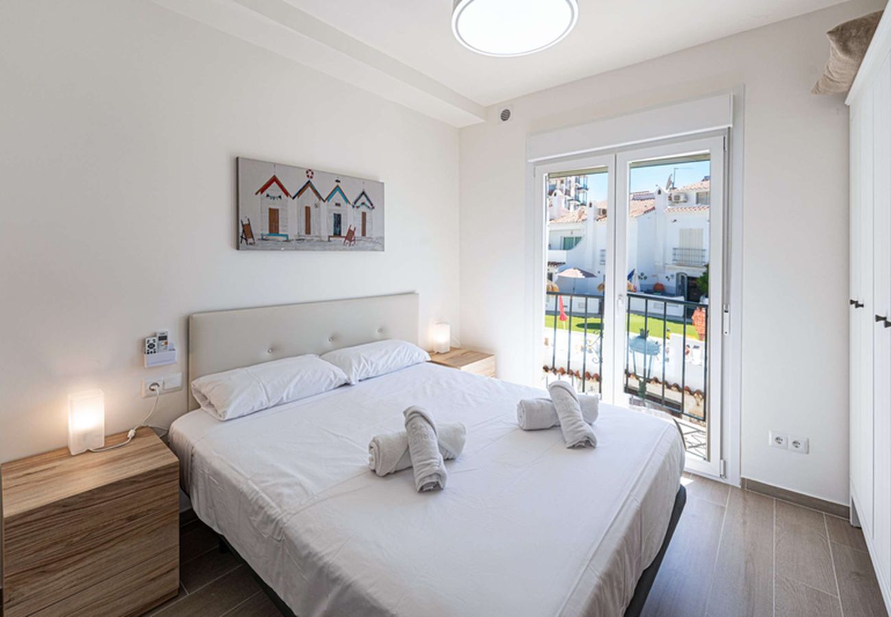 Gezellige hoofdslaapkamer met een tweepersoonsbed in het appartement in Nerja.