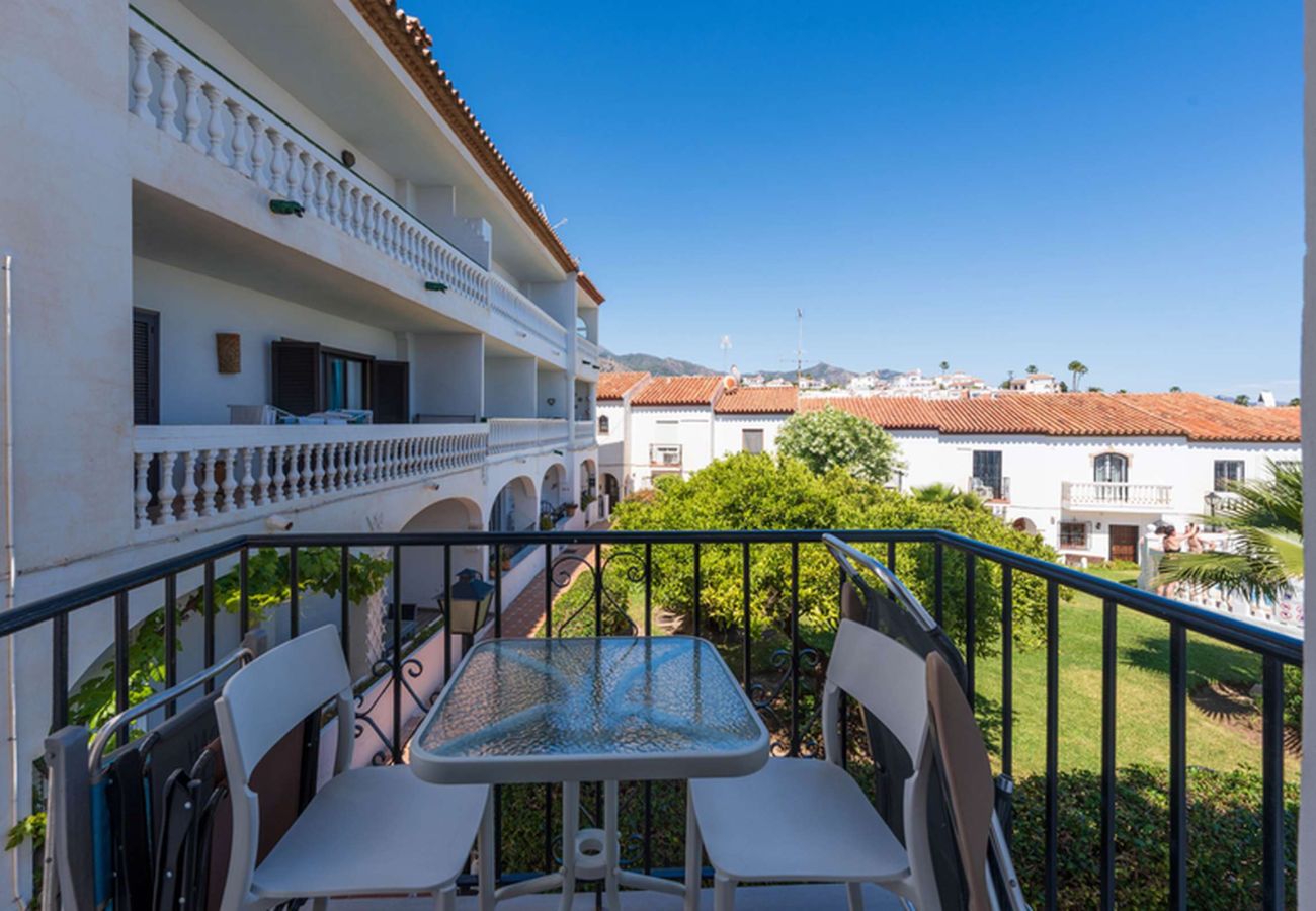 Balkon van het appartement Hacienda 23 4A met direct uitzicht op het gemeenschappelijk zwembad.