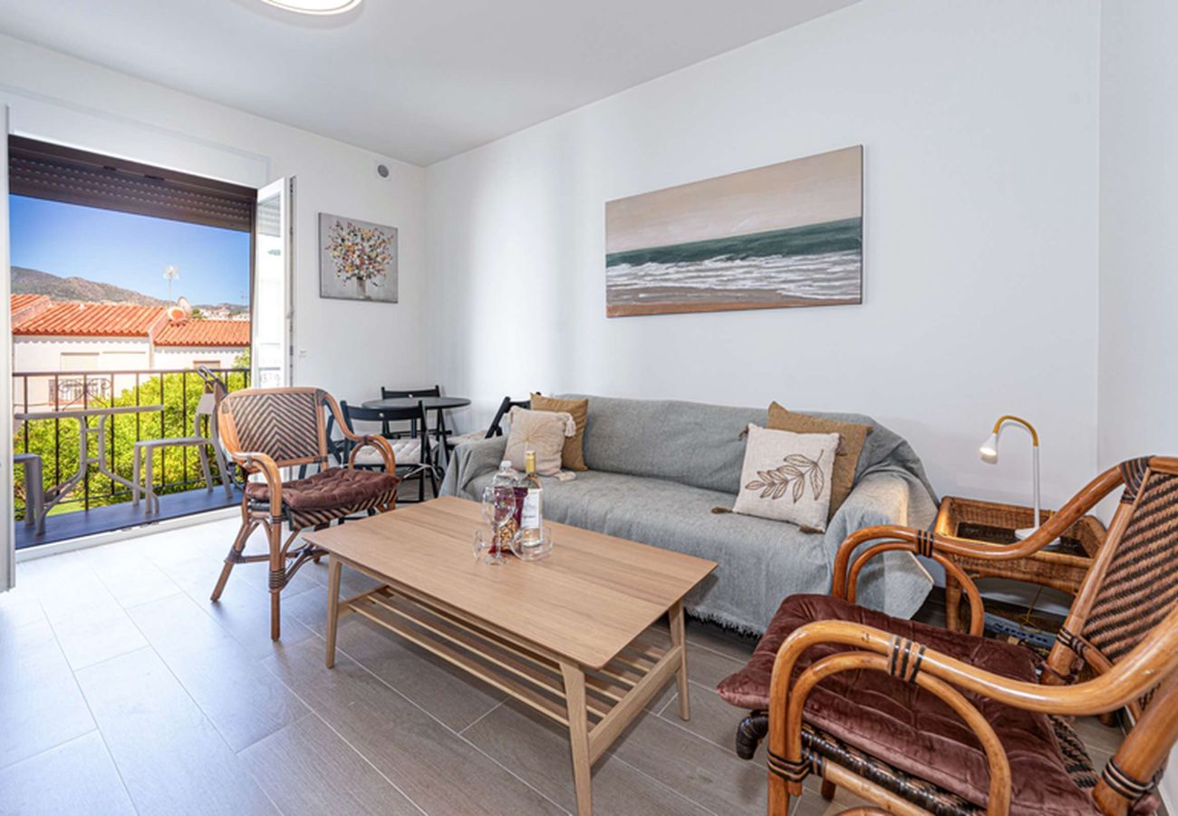 Lichtrijke woonkamer met toegang tot het balkon in een appartement in Nerja, op 350 meter van het Burriana-strand.