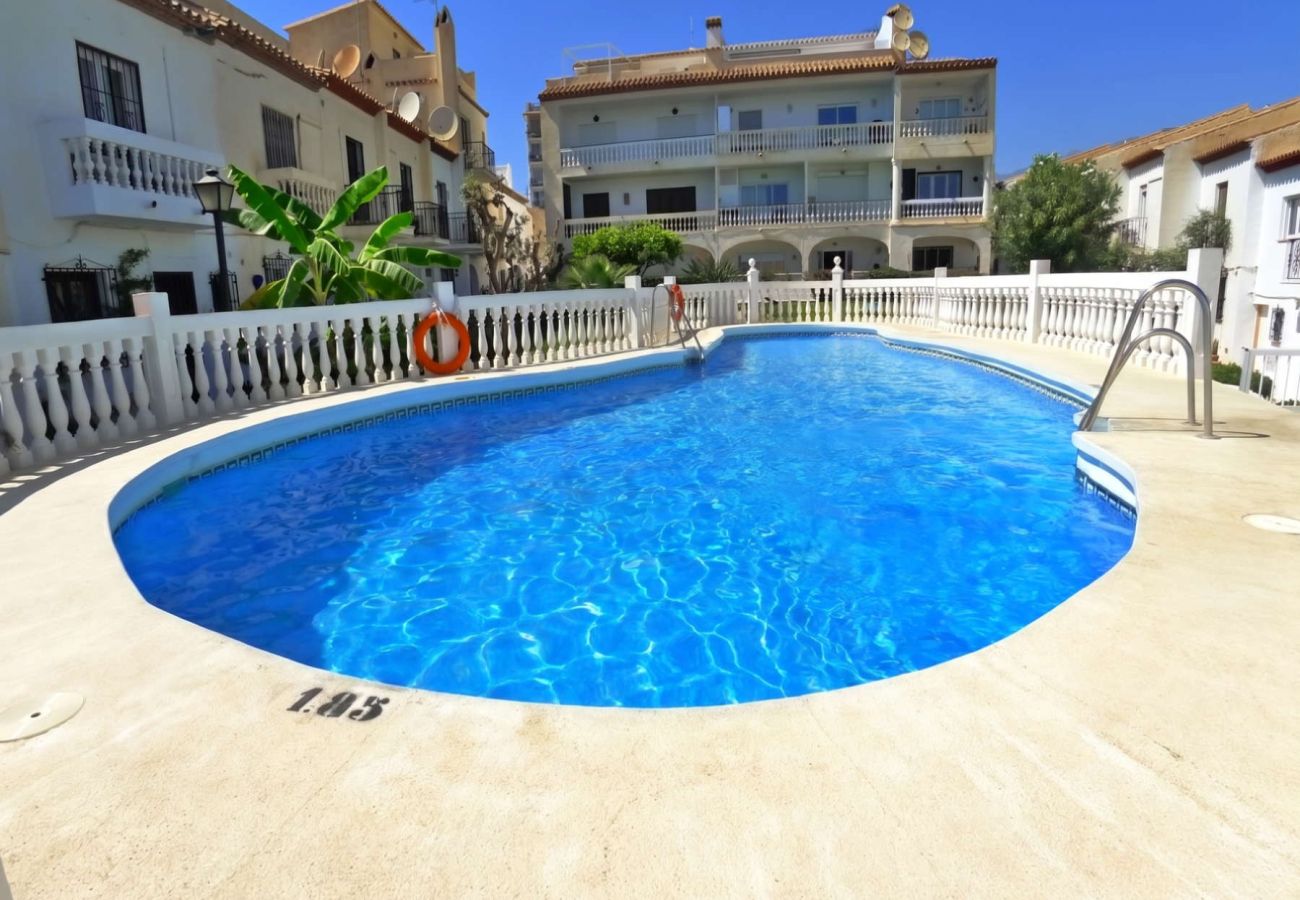 Gemeenschappelijk zwembad omgeven door tuinen in de urbanisatie La Hacienda, Nerja.