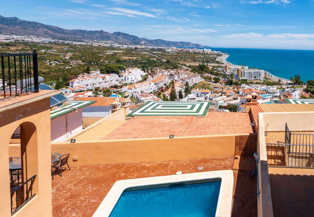 Privézwembad en zeezicht van bovenaf bij Villa Punta Lara 15, Punta Lara Nerja