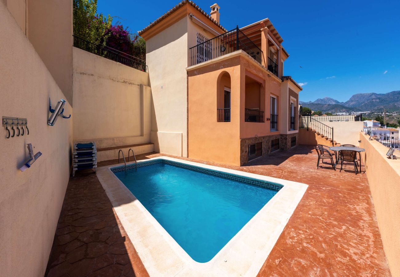 Privézwembad met ligstoelen en buitenterras, Villa Punta Lara 15 Nerja