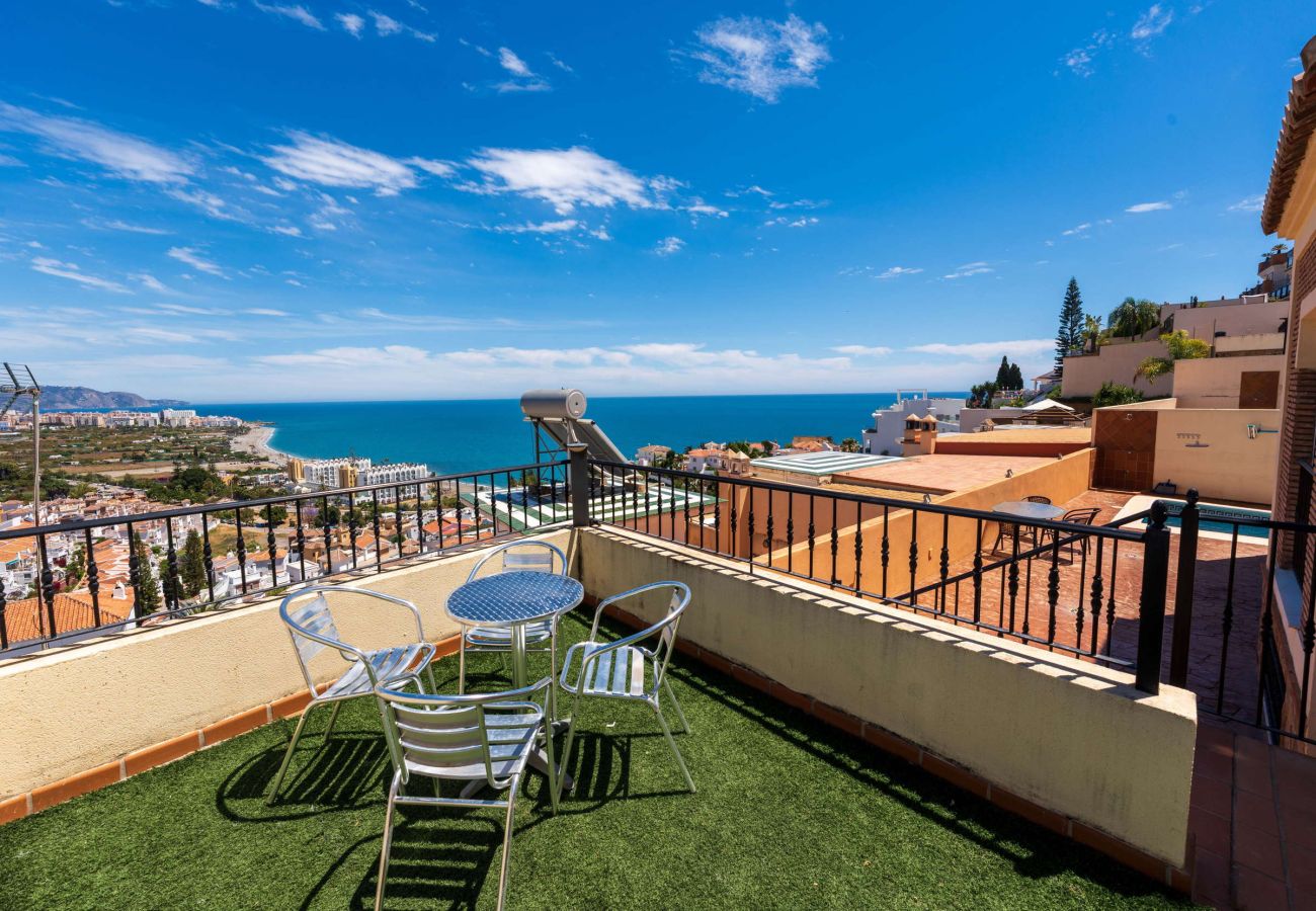 Terras met eettafel en panoramisch zeezicht bij Villa Punta Lara 15, Nerja