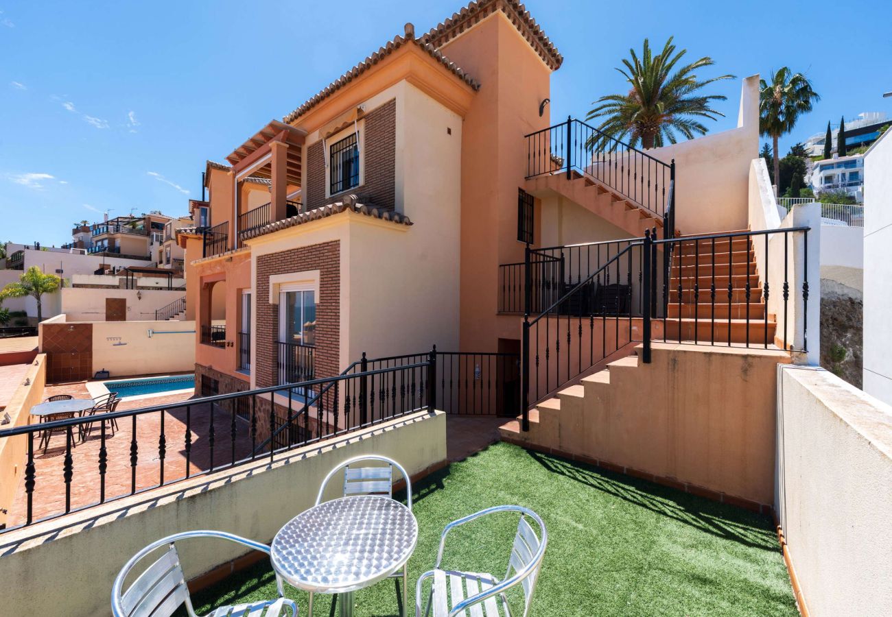Volledig buitenaanzicht van Villa Punta Lara 15 met terrassen en privézwembad, Nerja