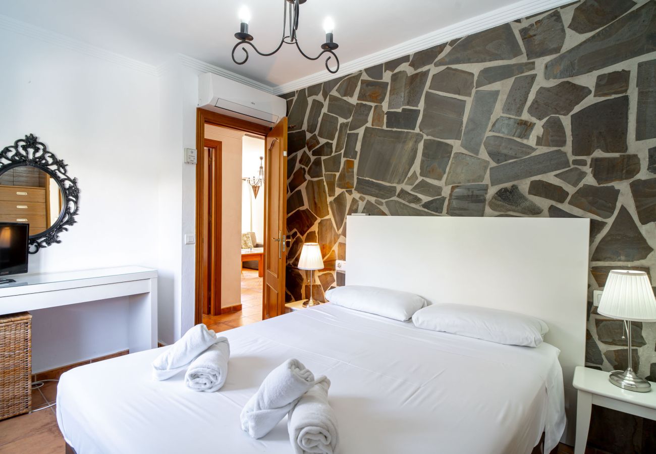 Hoofdslaapkamer van het Tahiti 2 7-appartement met een comfortabel tweepersoonsbed van 150x190.