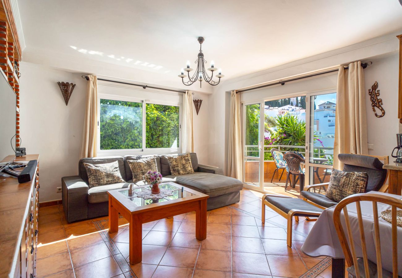 Ruime woon- en eetkamer van het Tahiti 2 7-appartement voor 4 personen met toegang tot het terras.