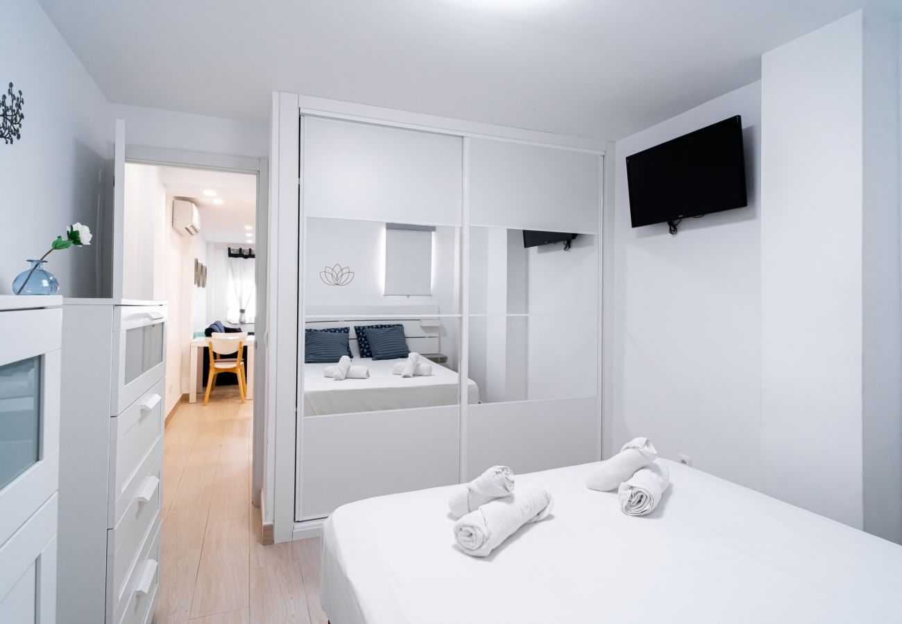 Aparte slaapkamer met tweepersoonsbed in het vakantieappartement Arce 2 in Nerja.