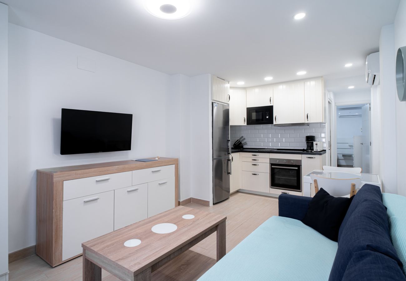 Lichte woon-eetkamer met open keuken in het appartement Arce 2.