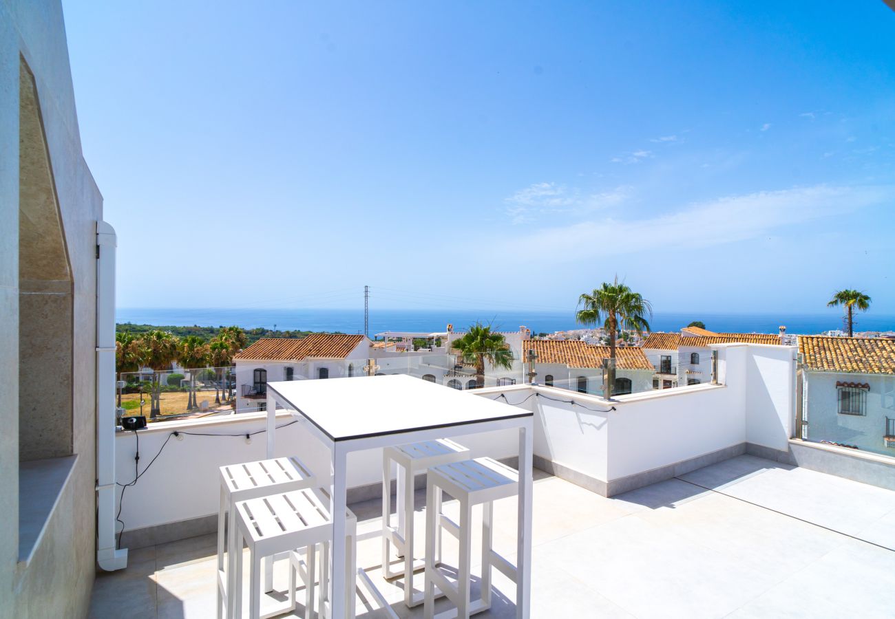 Dakterras met prachtig uitzicht op zee van de luxe villa Casa Mezcal in Nerja