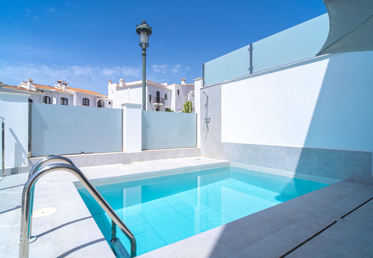 Buitenaanzicht van het privézwembad en terras van de exclusieve villa Casa Mezcal