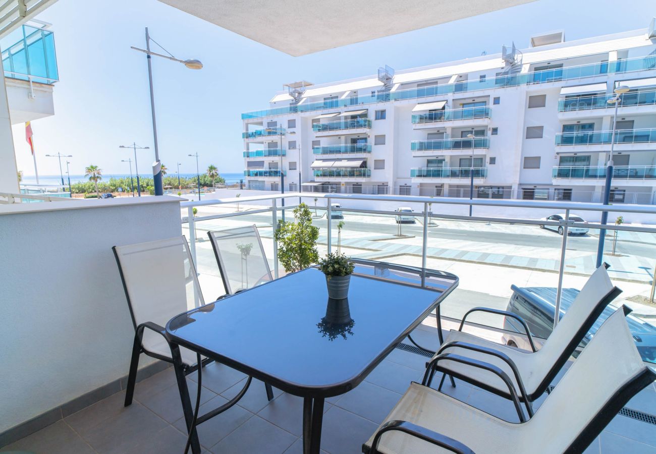 Terras met eettafel en uitzicht op zee in het appartement Duna Beach.