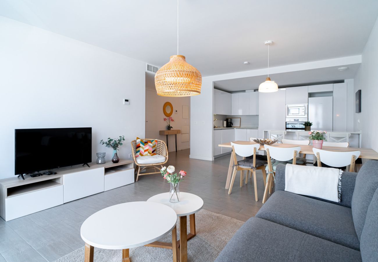 Ruime en goed ingerichte woon-eetkamer in het appartement Duna Beach.