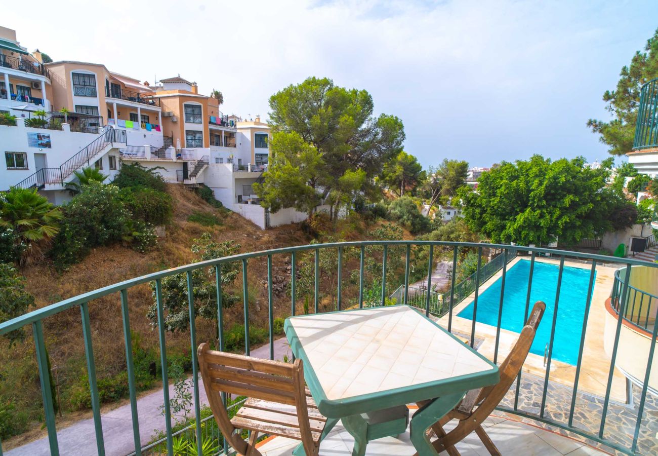 Balkon met uitzicht op het zwembad in de buurt van het strand van Burriana in Nerja