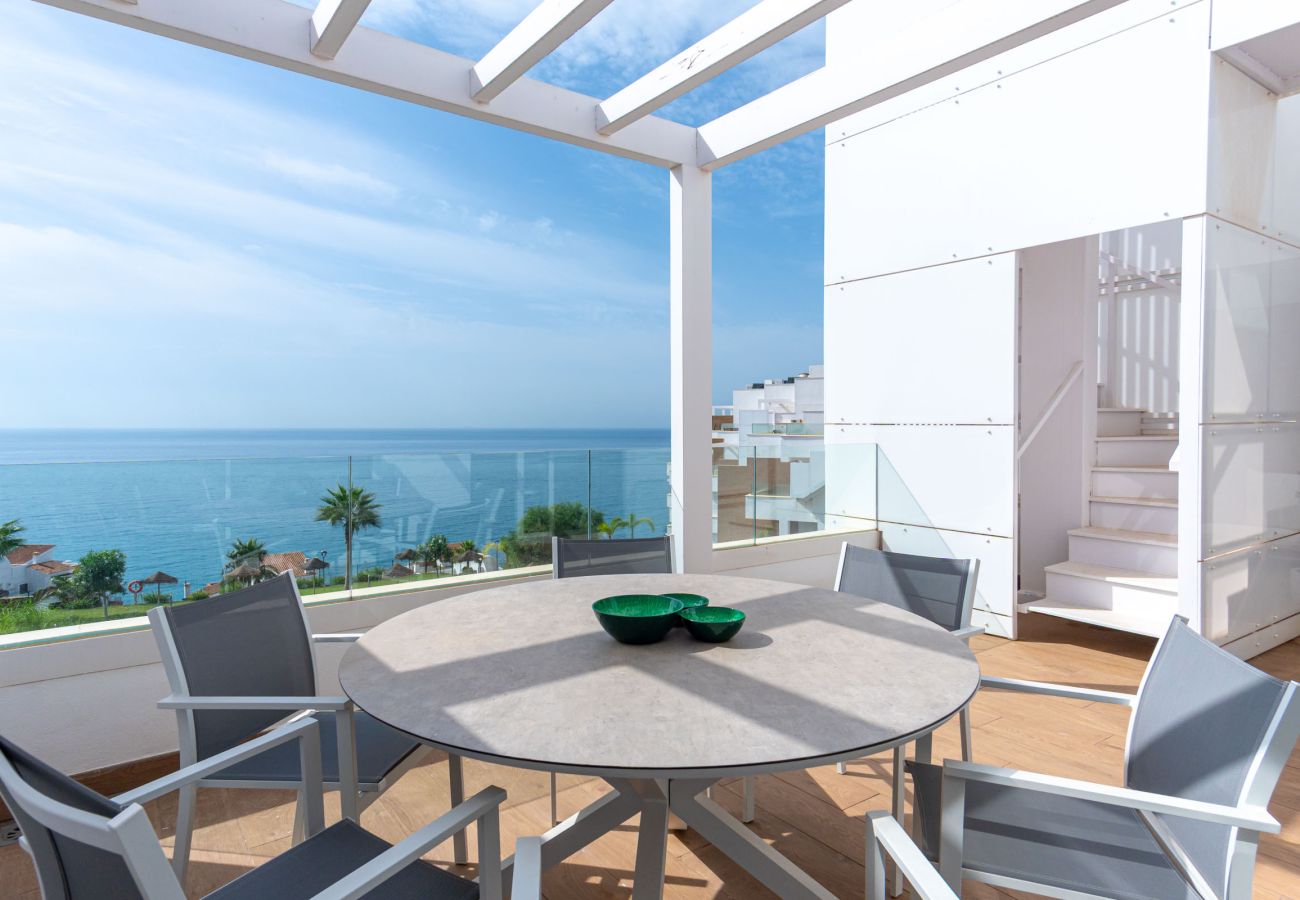 Privéterras met uitzicht op zee in een penthouse in Isea Calaceite, vlakbij Nerja